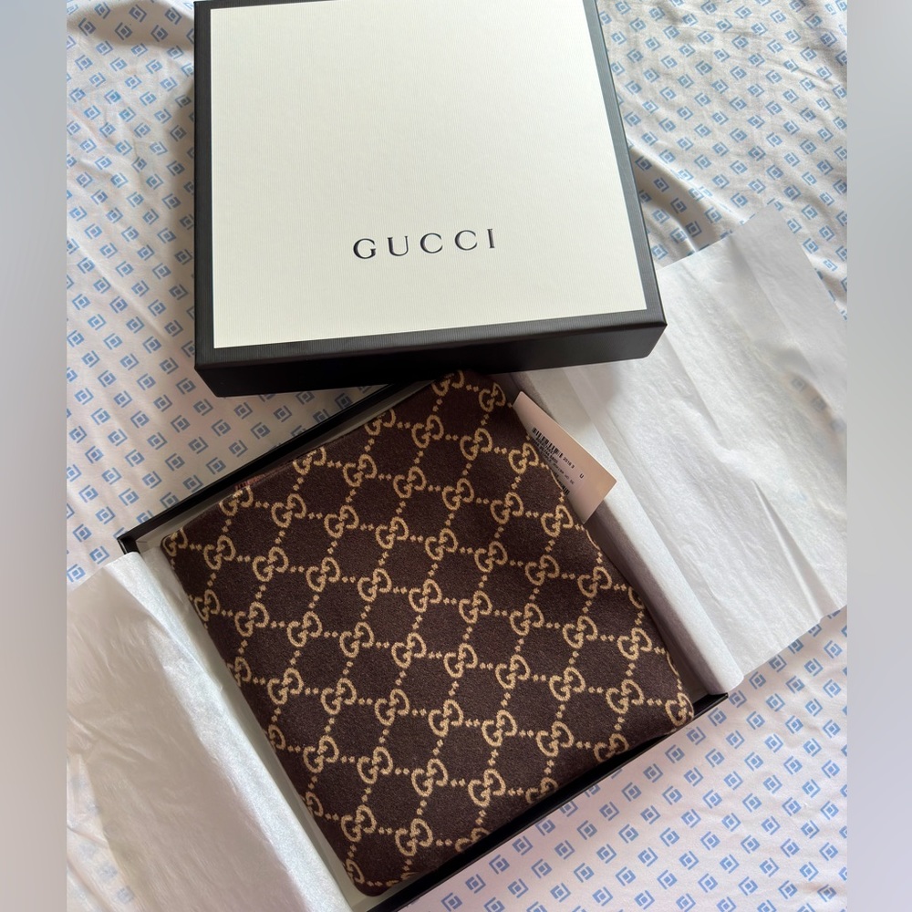 Authentic GUCCI WOMENS REVERSIBLE SCARF